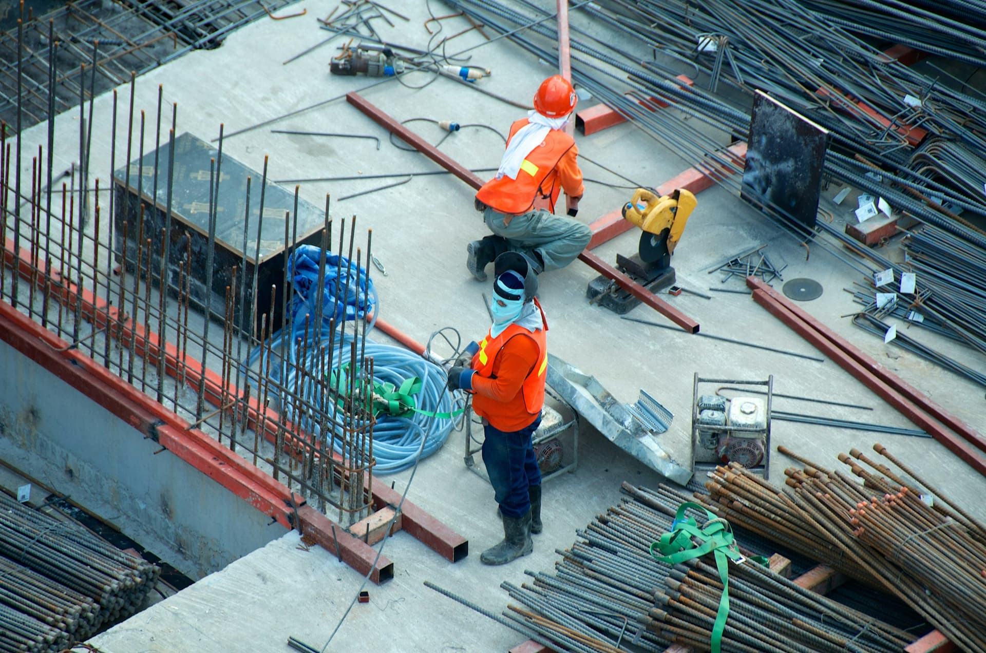 Cuadrilla trabajando con hierros de construcción en una obra